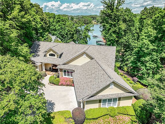 5th image of 216 Winding Oaks Dr