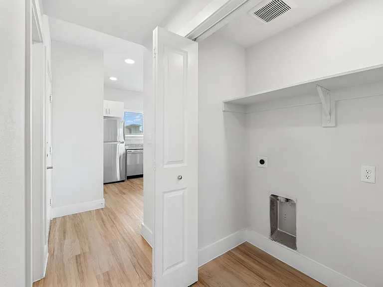 Ensign Apartments — Photo 19