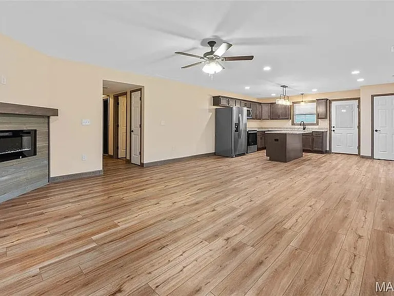 3605 Justine Dr — Photo 9