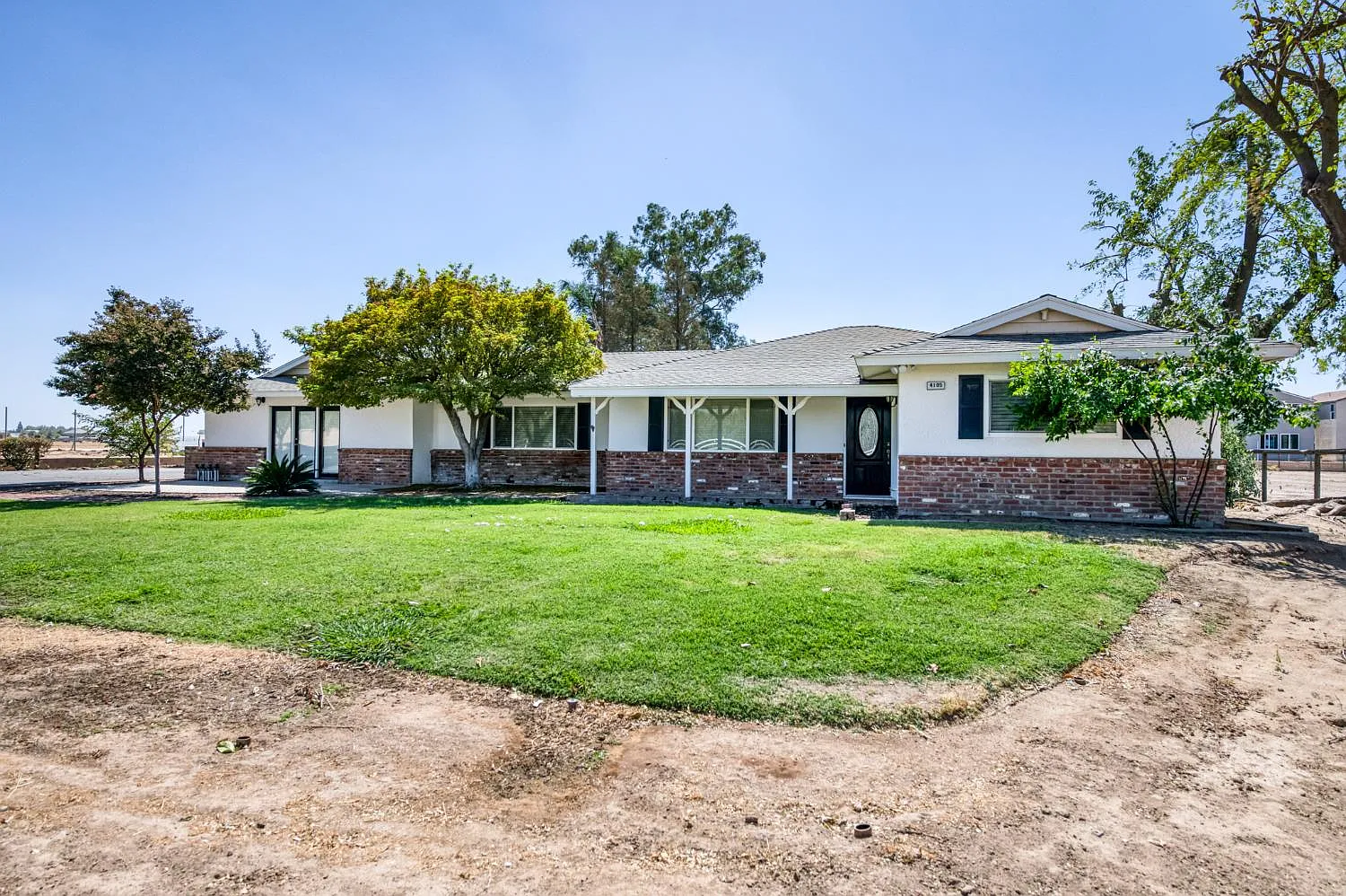 4 bed, 2400 sqft, $4,495 — Photo 3