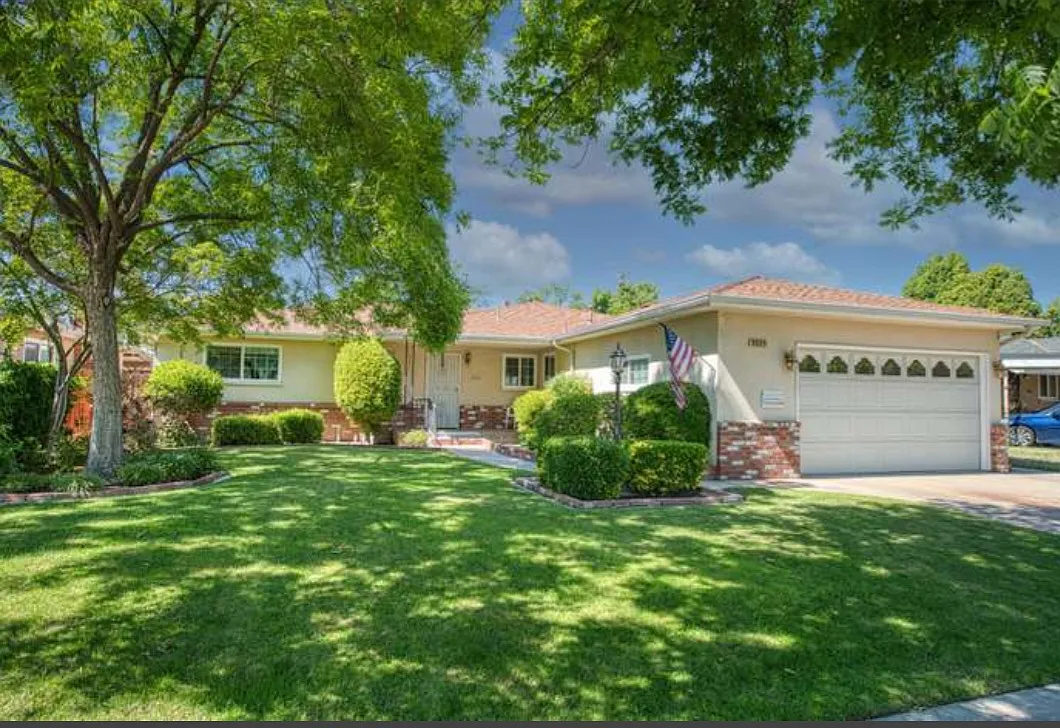 3 bed, 1.5 bath, 1393 sqft, $2,300 — Photo 2