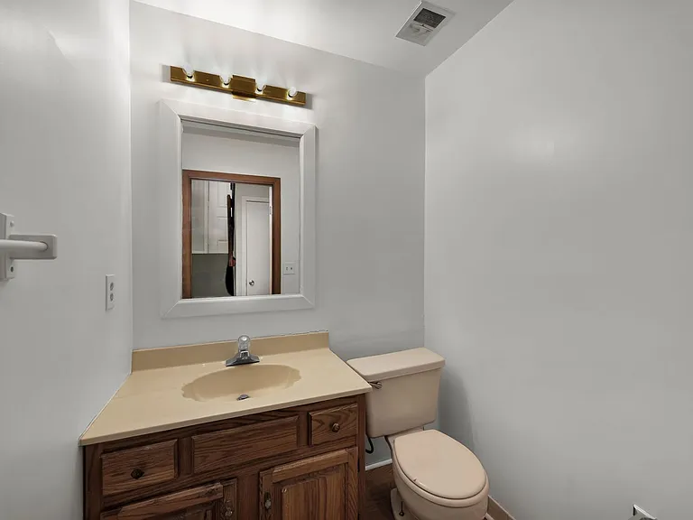2700 Queenswood Dr — Photo 30
