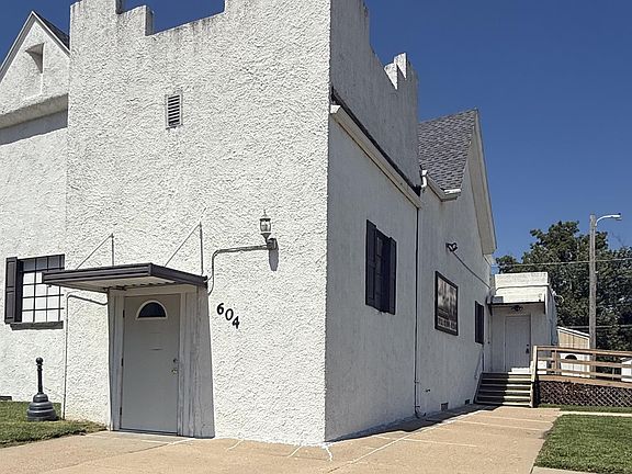 5th image of 604 W Court St