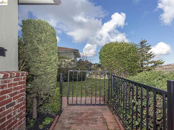 5th image of 16 Kensington Ct