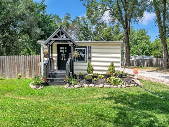 9590 115th St, Blue Grass, IA 52726