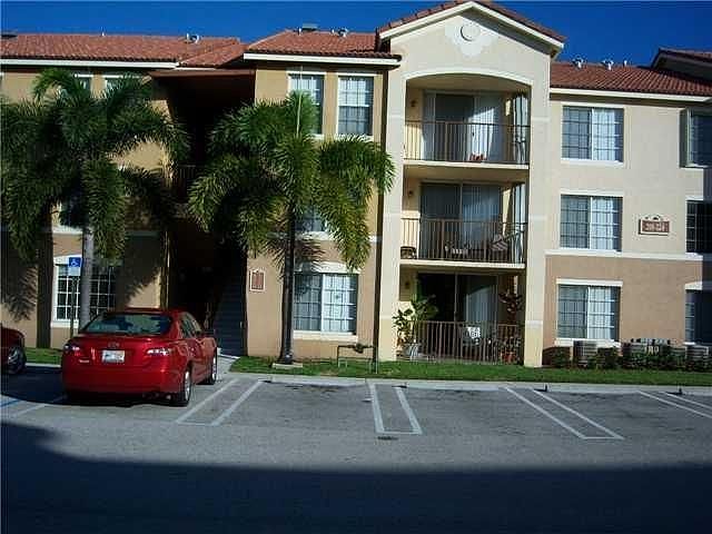 1st image of 906 Villa Cir #906