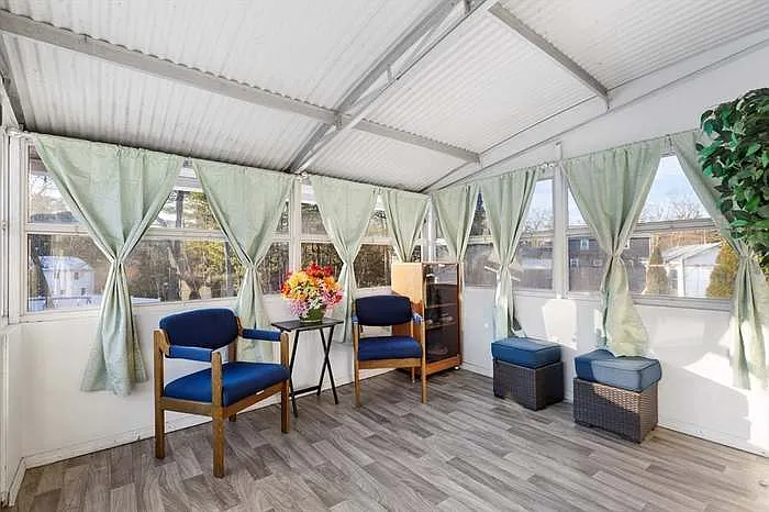 Screen porch