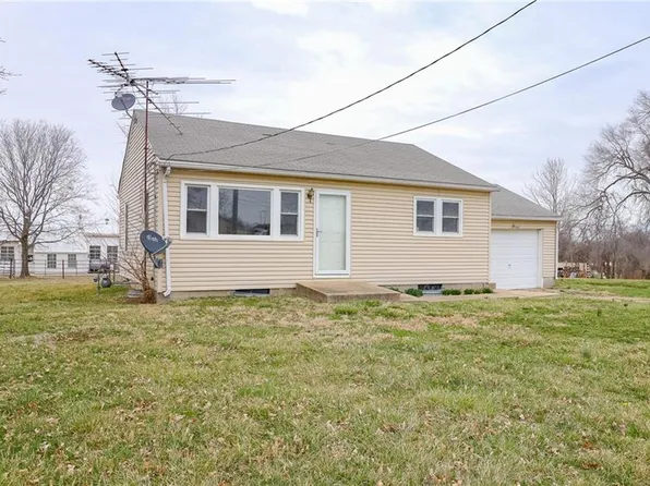 602 E 10th St, Holden, MO 64040