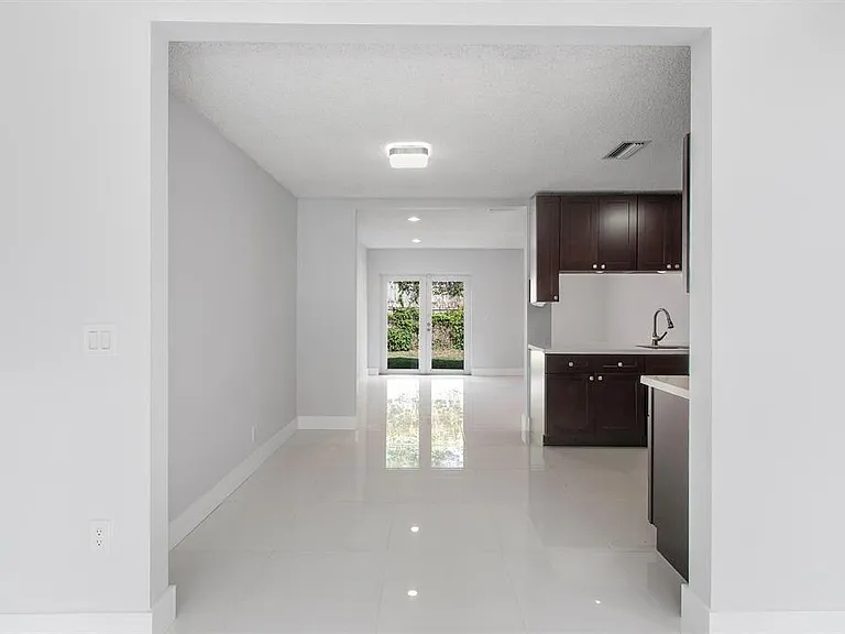 9611 Saddlebrook Dr — Photo 7