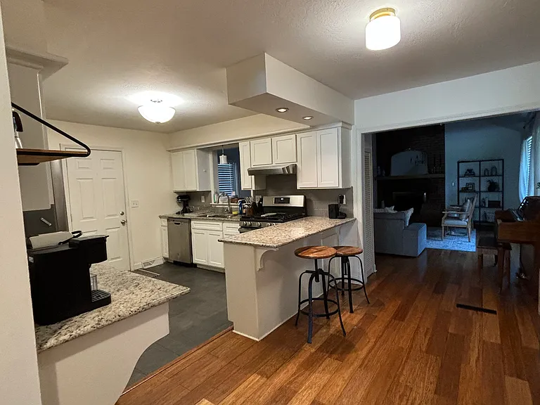 201 W Walnut St — Photo 31