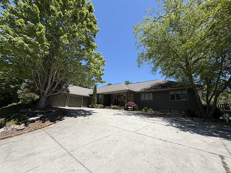 139 Summit Dr — Photo 1