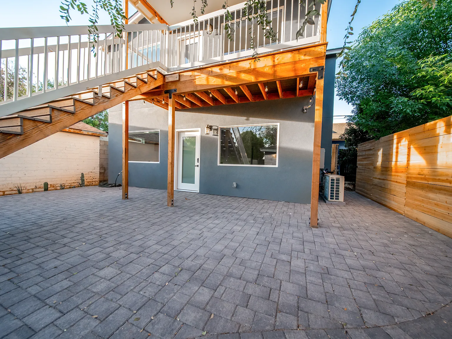 1514 E Clarendon Ave — Photo 3
