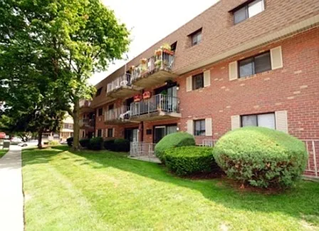 Lincoln Court Apartments — Photo 6