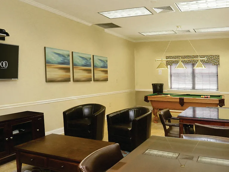 Town and Country Luxury Apartments — Photo 12