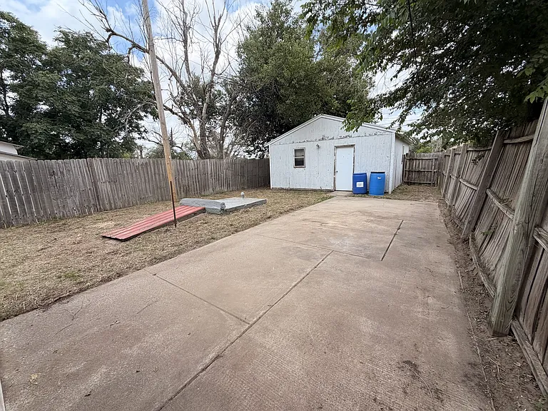 418 E Bigger St — Photo 7