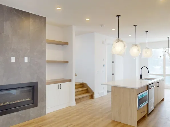 2202 35th St SW, Calgary, AB T2B 0X1