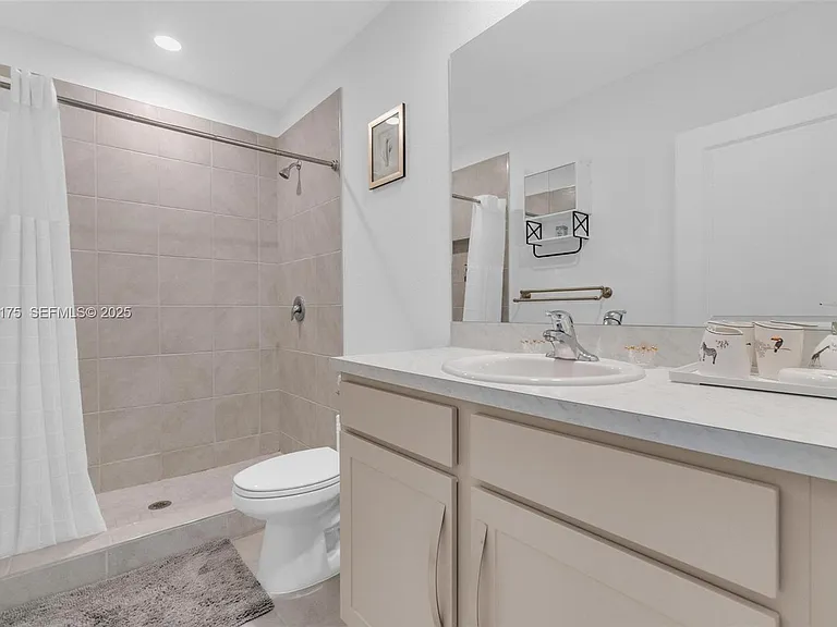504 NE 1st Dr #504 — Photo 35