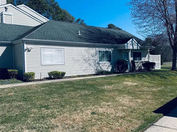 214 Gothic Circle #214, Manorville, NY 11949