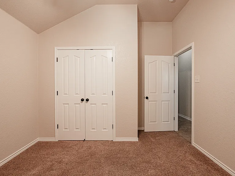 2040 Chinquapin Ln — Photo 3