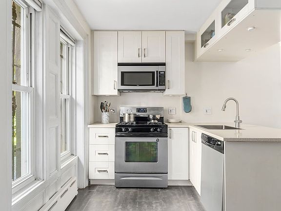 3rd image of 46 Cambridge Pl #1