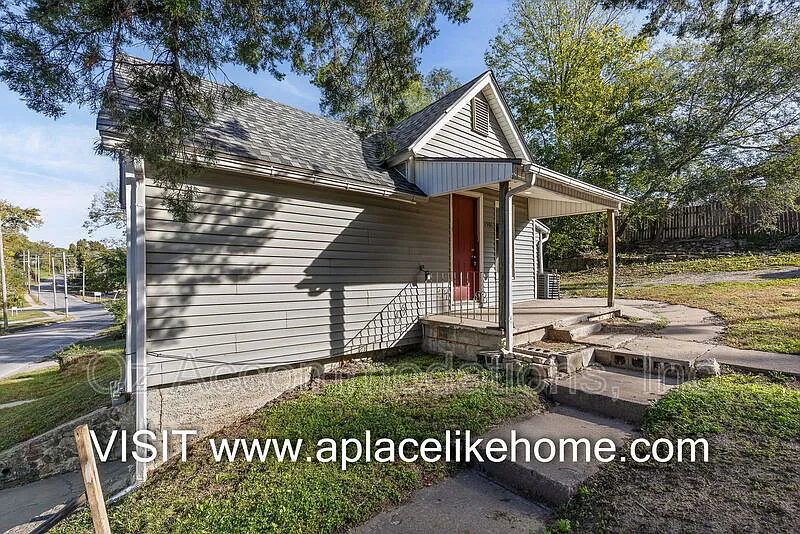 2 bed, 1.0 bath, 700 sqft, $1,095 — Photo 3