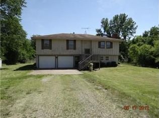 20207 Evans Rd, Tonganoxie, KS 66086