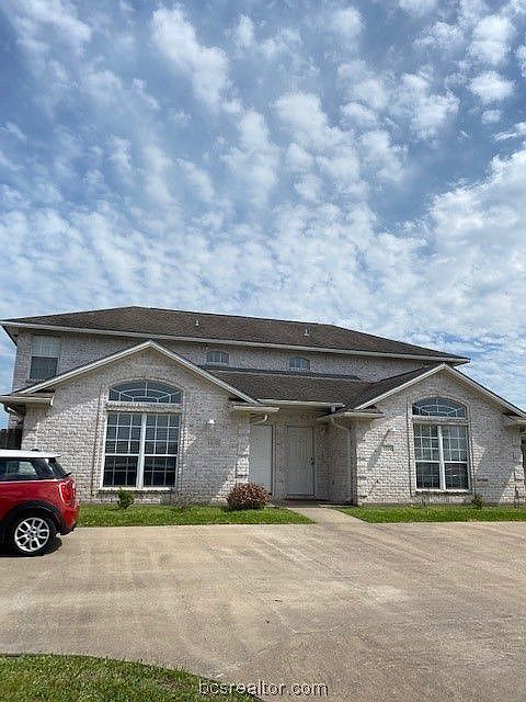 2nd image of 1010 Willow Pond Ct
