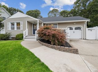 16 Larry Rd, Selden, NY 11784