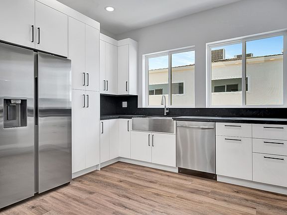 5th image of 11609 Burbank Blvd Unit 2
