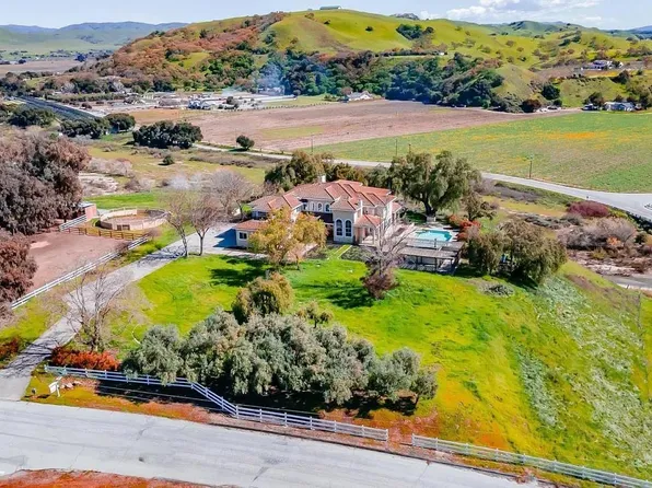 6400 Vineyard Estates Dr, Hollister, CA 95023