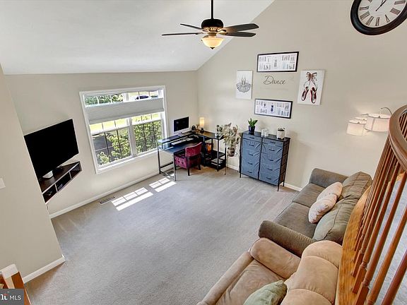 4th image of 39 N Pheasant Way