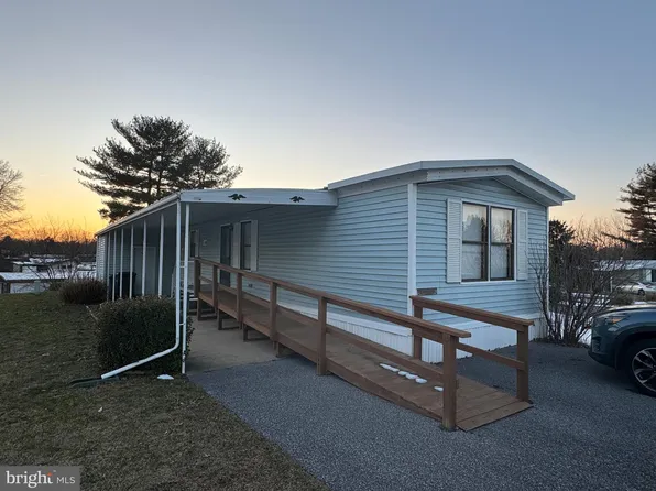 923 Kelly Dr, Mount Wolf, PA 17347