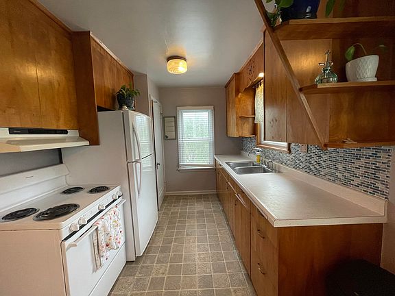 5th image of 1112 Superior St