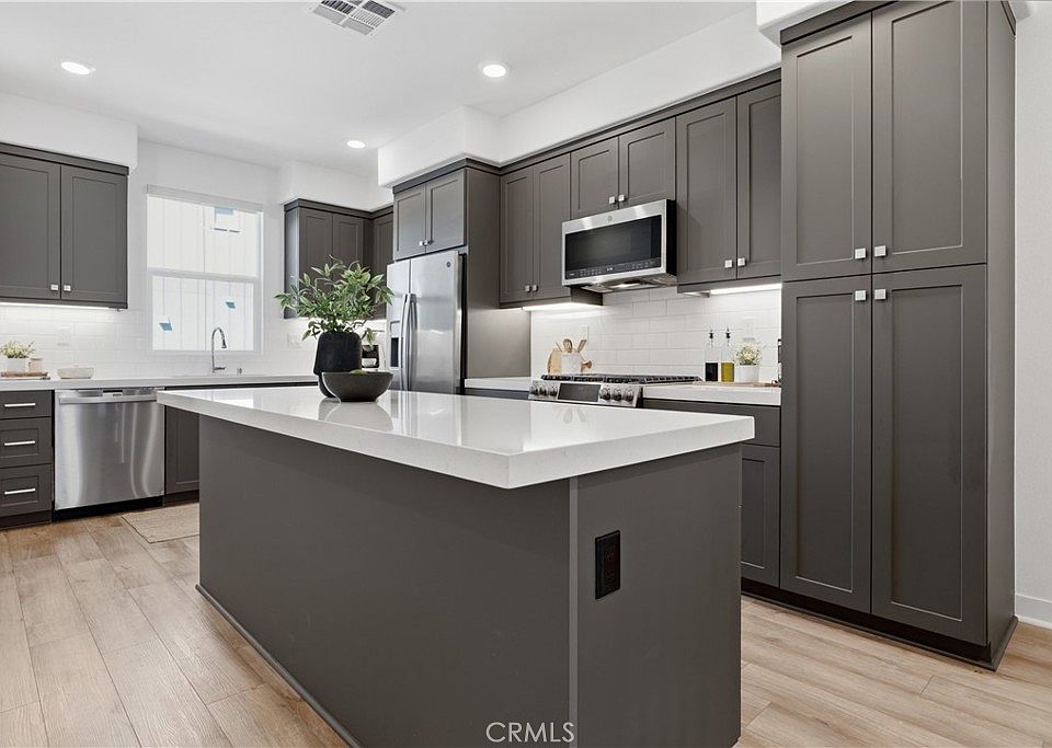1st image of 30 Wisteria St