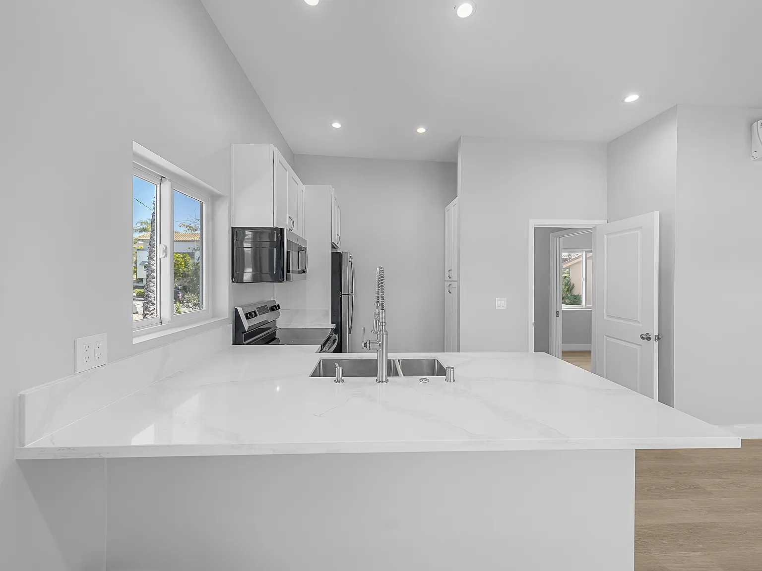 3 bed, 1100 sqft, $3,650 — Photo 3