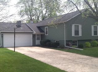 6816 Surrey Dr NE, Cedar Rapids, IA 52402