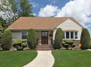 29 Camden Pl, New Hyde Park, NY 11040