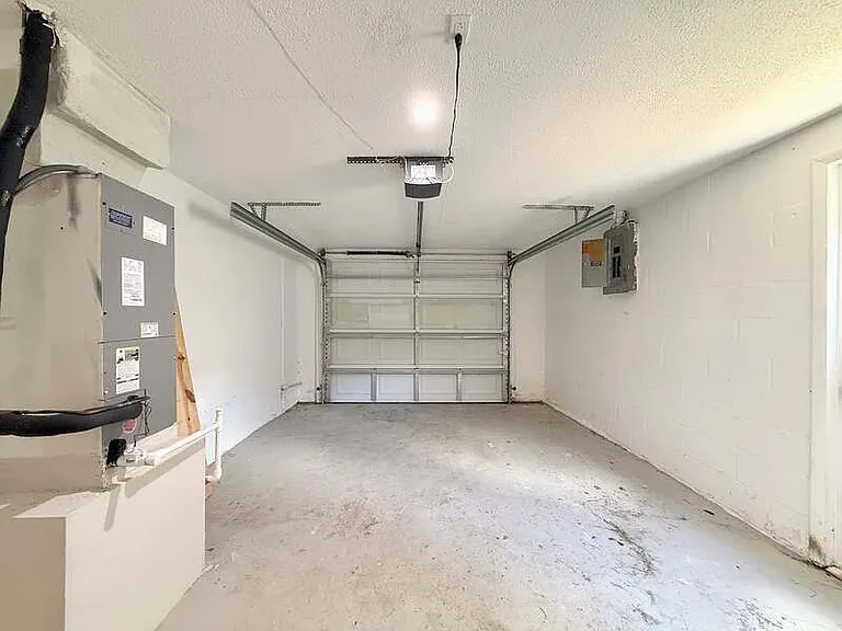 15839 Villa Dr — Photo 33