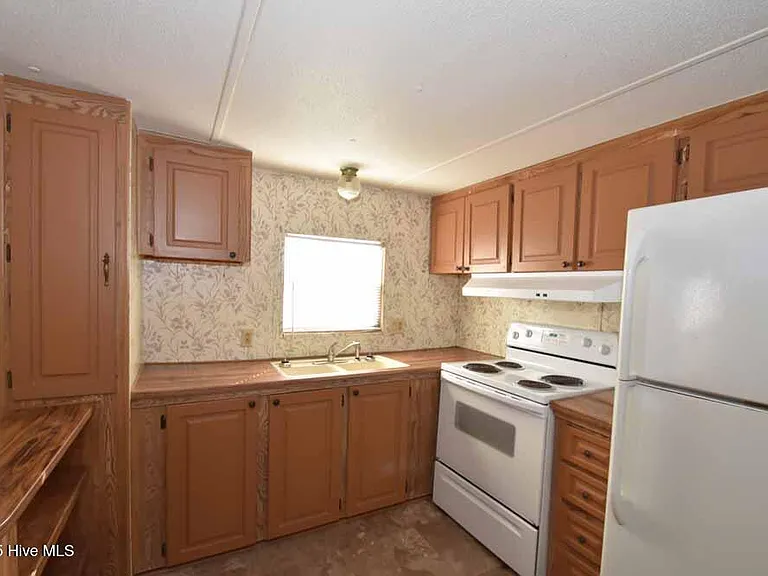 1411 Diamond Ln — Photo 7