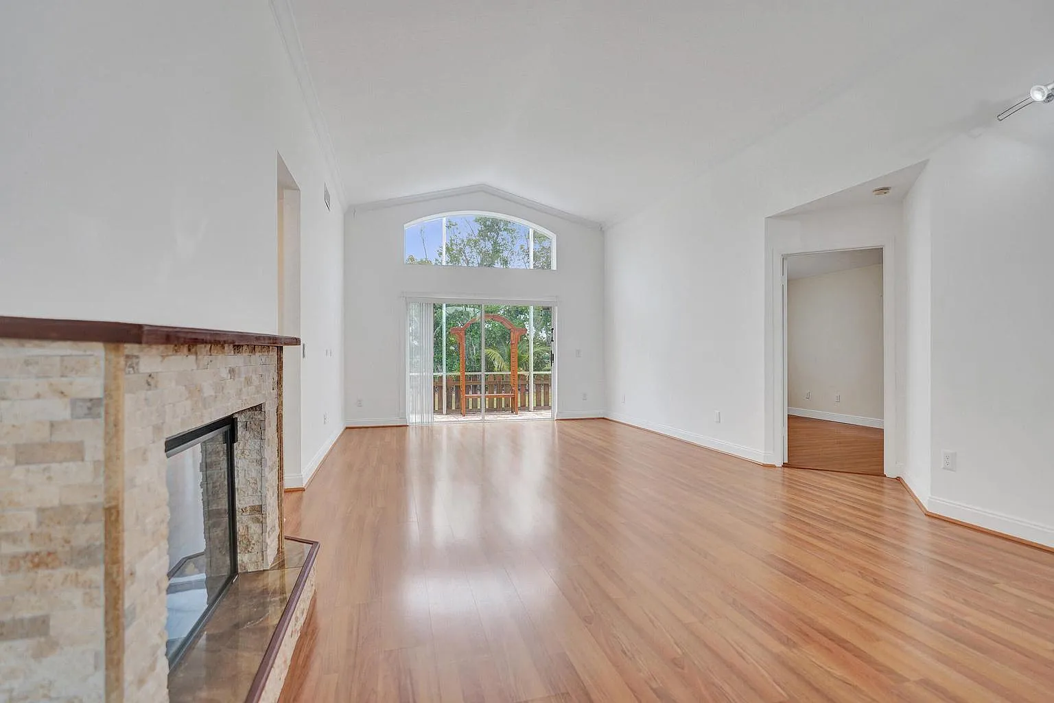 3 bed, 1703 sqft, $3,300 — Photo 2