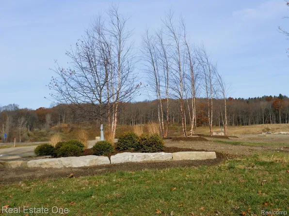 5 Park Ridge Rd, White Lake, MI 48386