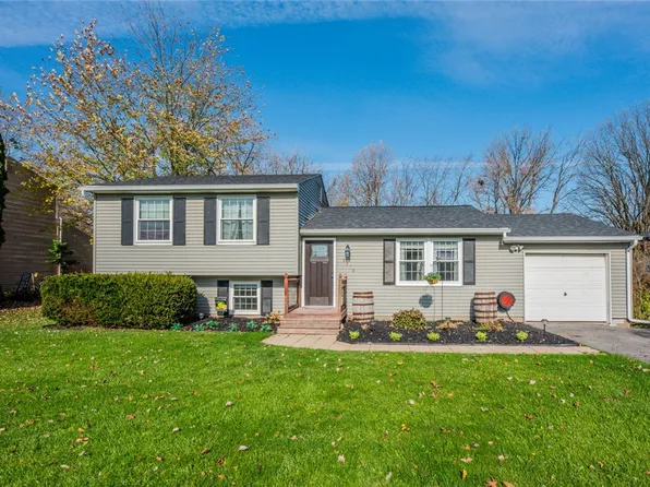 5750 Dalton Dr, Farmington, NY 14425