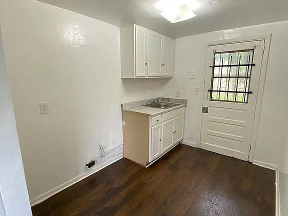 4th image of 2219 W 39th St