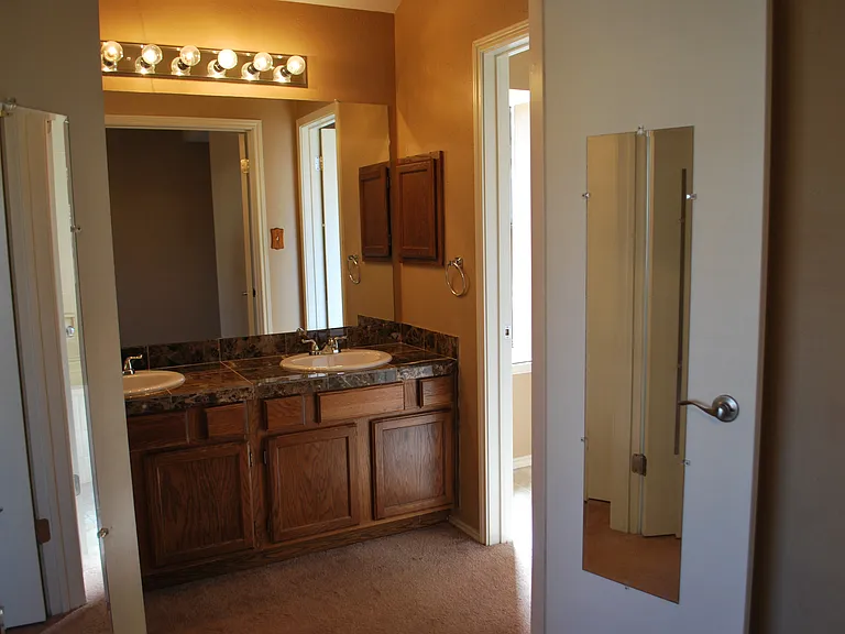 2506 Beverly Cv — Photo 9