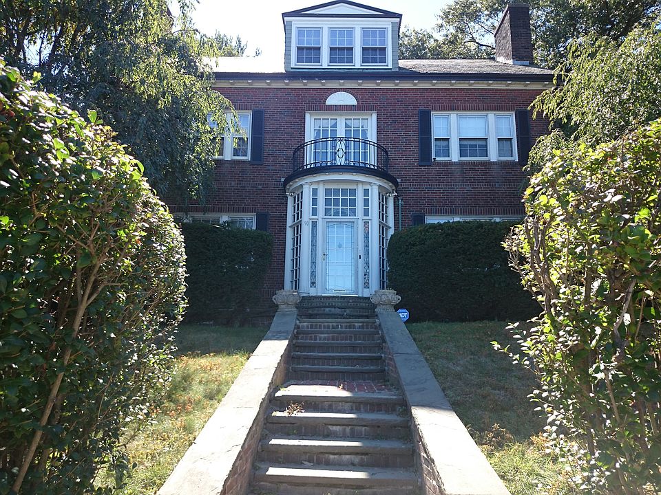 2nd image of 90 Beacon St