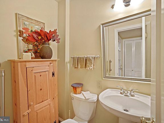 4th image of 205 James Thurber Ct