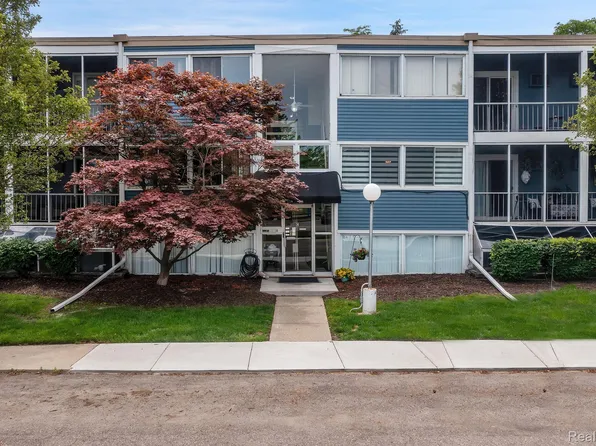 2419 Riverside Dr #202C, Trenton, MI 48183