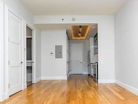 5th image of 4441 Purves St APT 1401