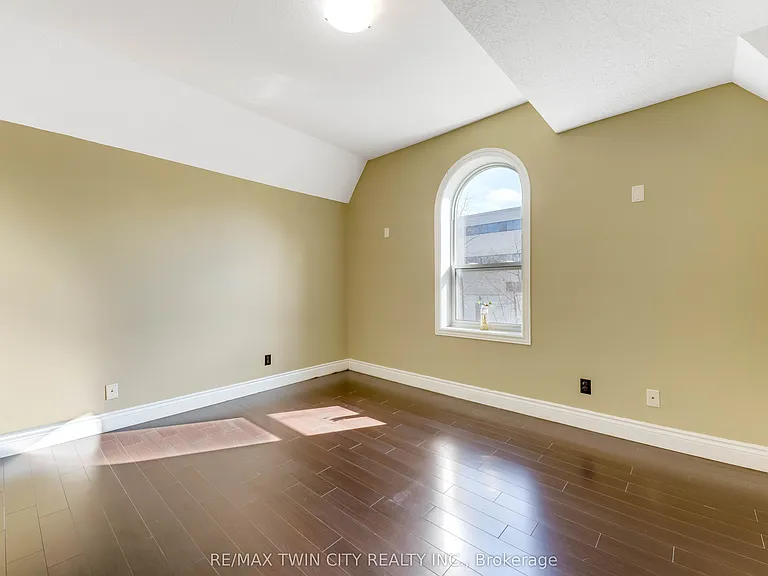 561 Queen St S #UPPER — Photo 14