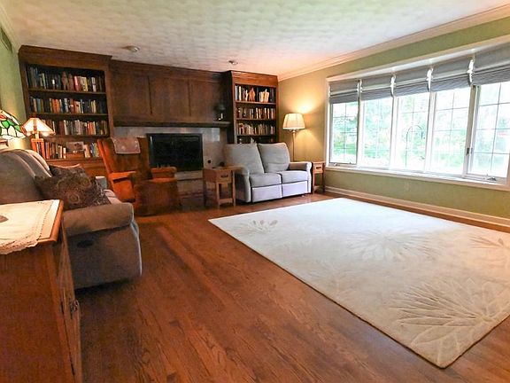 3rd image of 1605 Red Oak Ln